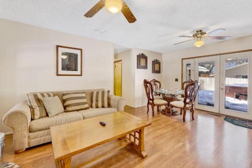 sala de estar con sofá y mesa en Three-Bedroom House, en Big Bear Lake