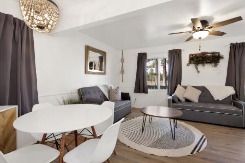 uma sala de estar com um sofá e uma mesa em 2153-The Cottage home em Big Bear City