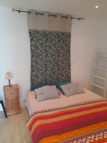 - une chambre avec un grand lit escamotable dans l'établissement maison bord de mer individuel, à Gouville-sur-Mer