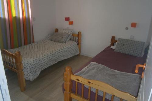 2 łóżka pojedyncze w pokoju z: w obiekcie maison bord de mer individuel w mieście Gouville-sur-Mer
