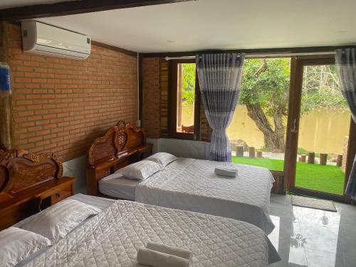sypialnia z 2 łóżkami i oknem w obiekcie Floor river view w mieście Cat Tien