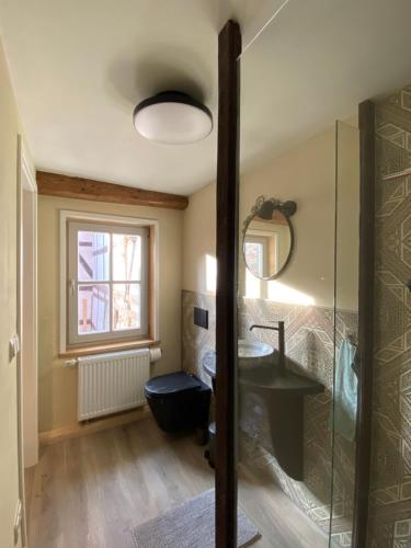 Et badeværelse på Ferienwohnung Helene im Einzeldenkmal - Lange Gasse 29