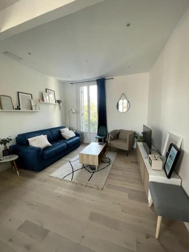 salon z niebieską kanapą i stołem w obiekcie Superbe 2 pièces lumineux - Cannes Gare w Cannes