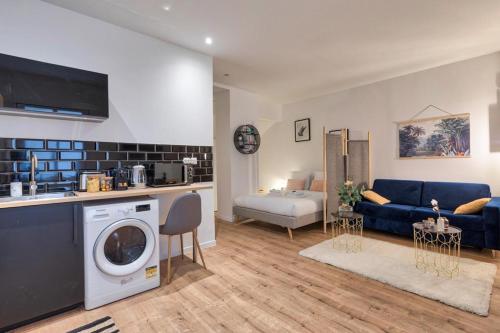 Il comprend une cuisine et un salon avec un lave-linge. dans l'établissement Grand Studio au Cœur de Paris quartier Latin, à Paris