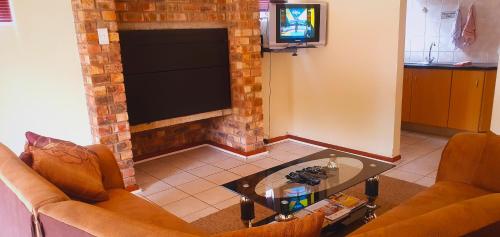 Televiisor ja/või meelelahutuskeskus majutusasutuses Sweet Home@162 Guest House Summerstrand