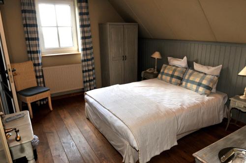 A bed or beds in a room at Hostellerie au Coeur du Spinois