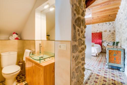 uma casa de banho com um WC e um lavatório num quarto em Es Rafal - Tacaritz em Campanet