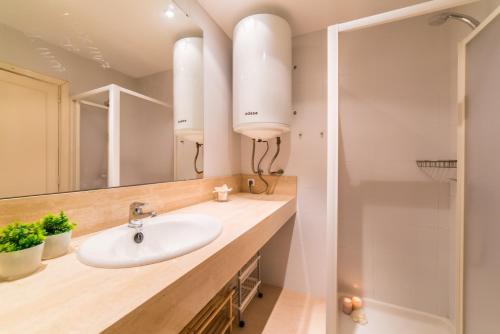 ein Bad mit einem Waschbecken und einer Dusche in der Unterkunft Ideal Property Mallorca - Maritimo in Alcúdia