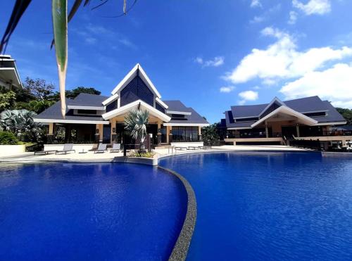 una grande piscina di fronte a una casa di Unit 306 Alta Vista de Boracay by David a Boracay