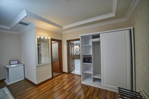 Μια τηλεόραση ή/και κέντρο ψυχαγωγίας στο Comfort Hotel Samarkand