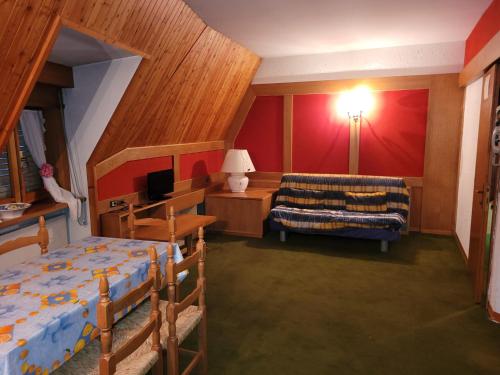 ペスカッセーロリにあるAppartamenti Delfinaのベッドルーム1室(ベッド2台、ランプ付きデスク付)