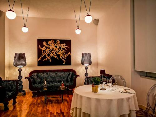 salon ze stołem i kanapą w obiekcie RIAMA AGRIRESORT w mieście Napoli