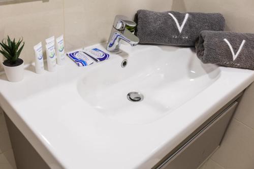 Spacious 1BR with full Marina View photo 3