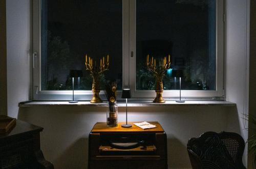 una ventana con velas sobre una mesa en una habitación en RIAMA AGRIRESORT en Nápoles