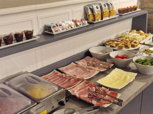 ローマにあるホテル アゴラのカウンターでの様々な料理を取り揃えたビュッフェ