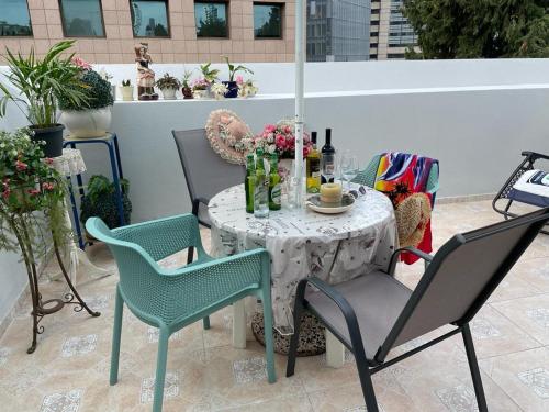 un tavolo e sedie su un patio con tavolo di Shelly's Home Boutique Apartments a Ramat Gan