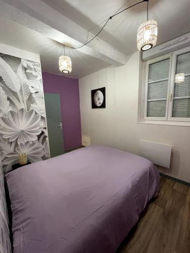 1 dormitorio con 1 cama grande y 2 luces en T2 Centre ville La Licorne 2, en Pont-Audemer