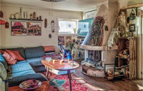 クリスティアンサンにある2 Bedroom Pet Friendly Home In Kristiansandのリビングルーム(ソファ、暖炉付)