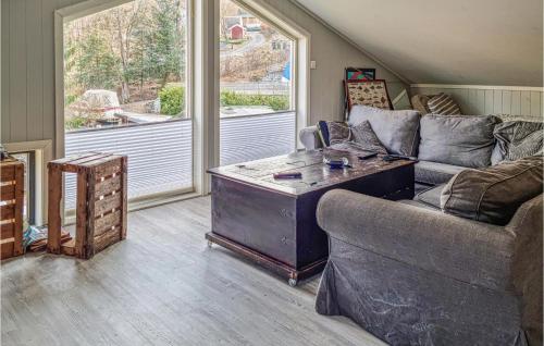uma sala de estar com um sofá e uma mesa em 2 Bedroom Pet Friendly Home In Kristiansand em Kristiansand