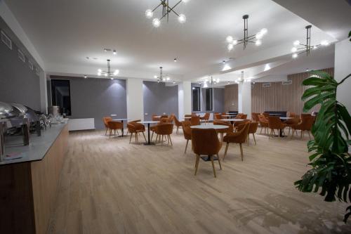 una grande stanza con tavoli e sedie di Hotel 1700 a Bakuriani