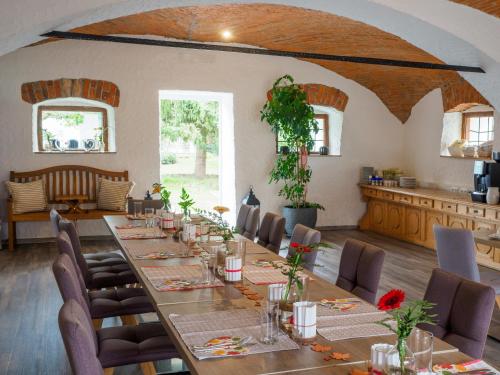 une grande salle à manger avec une grande table et des chaises dans l'établissement Kummers Motel, à Völkermarkt