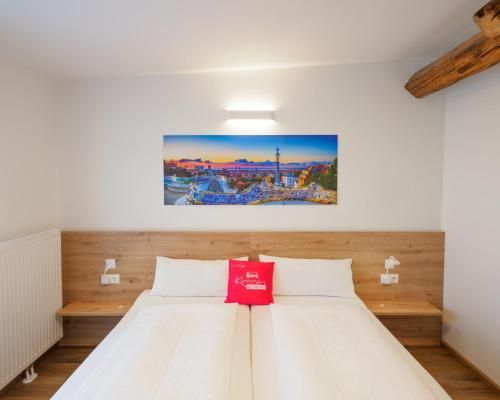 Un dormitorio con una cama con una almohada roja. en Kummers Motel en Völkermarkt