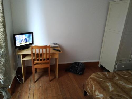 a room with a desk with a computer and a chair at LOUE MAISON ENTIÈRE PROPRE ! Endroit calm, à 5 minutes gare mantes la jolie in Mantes-la-Jolie