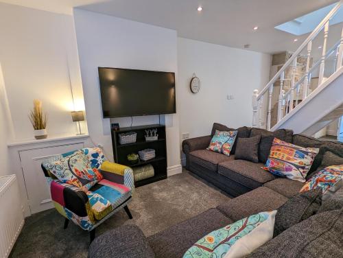 ein Wohnzimmer mit einem Sofa und einem Flachbild-TV in der Unterkunft 3 Bed City Home - South Facing Patio - 4-5 Beds in Lancaster