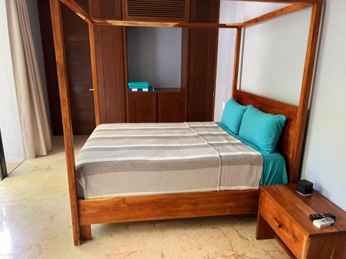 ein Schlafzimmer mit einem Etagenbett mit blauen Kissen in der Unterkunft Kin Tulum - Puerta Azul Luxury in Tulum