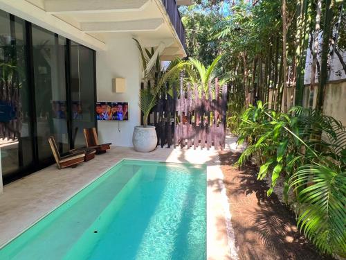 einen Pool im Hof eines Hauses in der Unterkunft Kin Tulum - Puerta Azul Luxury in Tulum