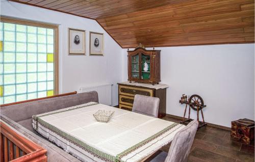 列興的住宿－Mittagskofel，一间带桌子和木制天花板的用餐室