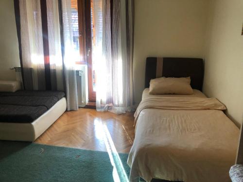 1 dormitorio pequeño con 1 cama y 1 sofá en Apartment Lameram, en Sarajevo