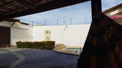 a view of a building with a courtyard and a building at Diversão, churrasco e piscina - Praia de Ipitanga in Salvador