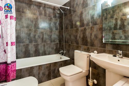 y baño con aseo, lavabo y bañera. en Apartamentos Bovalar Casa Azahar, en Alcossebre