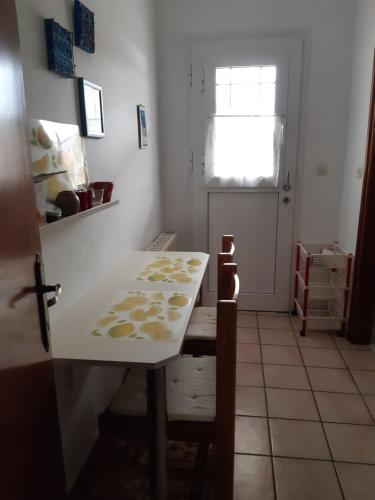 Una cocina o cocineta en Anthos Apartments