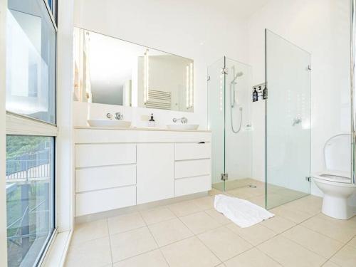 カイアマにあるKinosaki Bath - Epic Ocean Farm Viewの洗面台、シャワー、トイレ付きのバスルーム