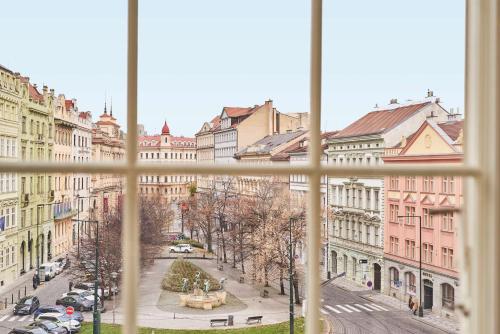 Blick auf eine Stadtstraße aus dem Fenster in der Unterkunft Andaz Prague - a Concept by Hyatt in Prag