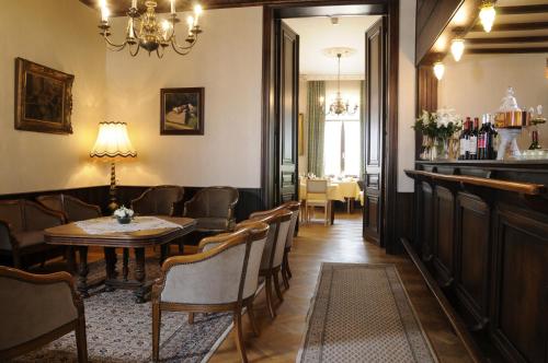 a restaurant with a table and chairs and a bar at Kasteel van Nieuwland in Aarschot