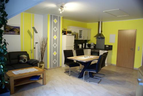 uma sala de estar com uma mesa e uma cozinha em Beilsteiner Ferienwohnungen em Beilstein