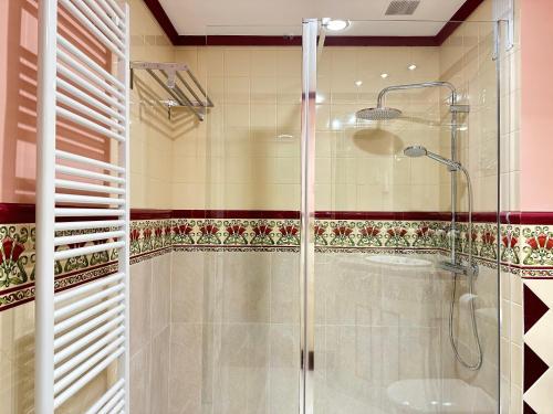 Ochandiano的住宿－Apartamento Axpelarru，带淋浴和玻璃淋浴间的浴室