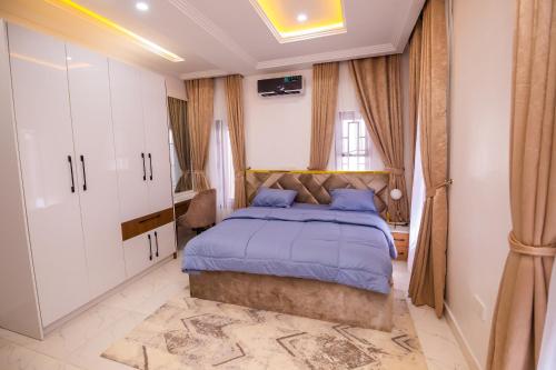 a bedroom with a king sized bed in a room at Naya's Apartment: Luxurious Feel (Katampe, Abuja) in Abuja
