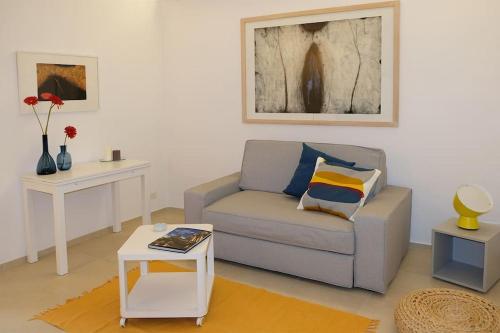 een woonkamer met een bank en een tafel bij Dimora d'Artista in Ragusa
