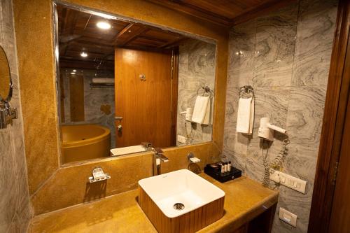 Un baño de Chokhi Dhani The Palace Hotel