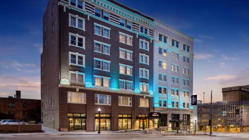 ein Gebäude mit blauem Licht auf der Seite in der Unterkunft Hotel Indigo - Omaha Downtown by IHG in Omaha