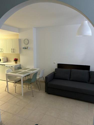 - un salon avec une table et un canapé dans l'établissement Il Paradiso Esiste, à Costa Calma