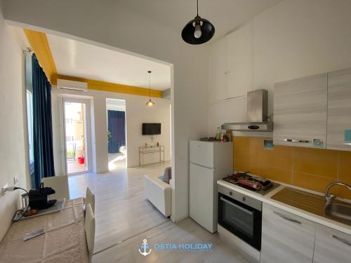 een keuken met een wastafel en een fornuis bij Casa Vacanze Al Curvone in Lido di Ostia