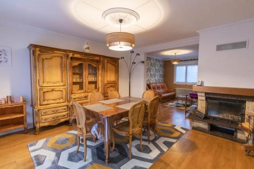 une salle à manger avec une table et des chaises et une cheminée dans l'établissement Gîte Bernard, à Ussy-sur-Marne