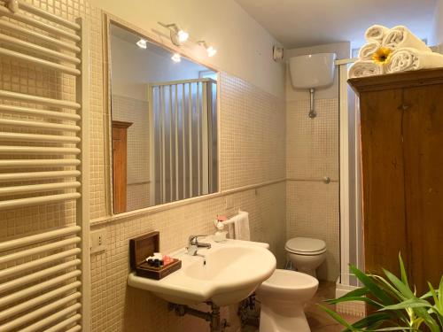 La salle de bains est pourvue d'un lavabo, de toilettes et d'un miroir. dans l'établissement Appartamento nel centro storico., à Rome