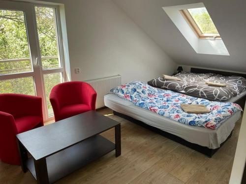 En eller flere senge i et værelse på Apartmán KATARINA v Penzióne pod Smrekom