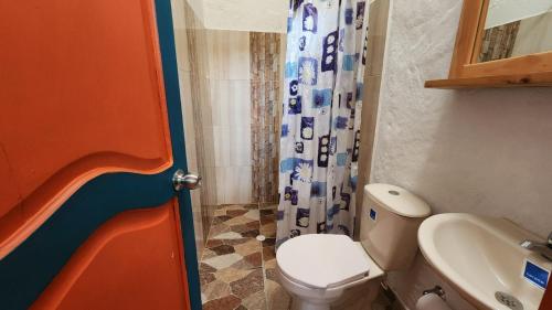 Baño pequeño con aseo y lavamanos en Hotel Dulce Campestre en Jardín